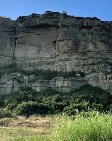 Pompeys Pillar Monument - Go Wandering